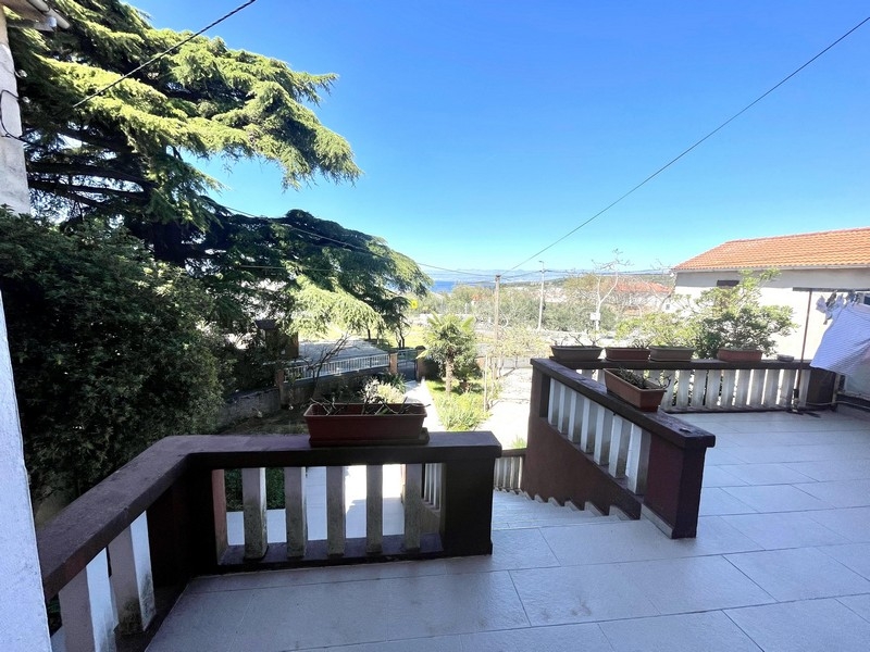 Terrass med havsutsikt och medelhavsmiljö