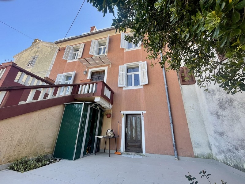 Uteplats med tillgång till huset och terrass