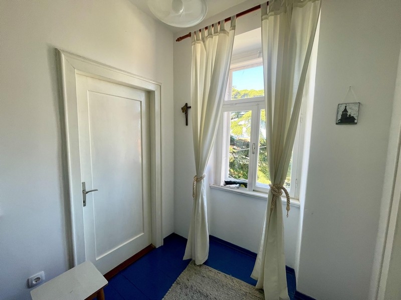 Ljus hall med fönster och utsikt över grönskan