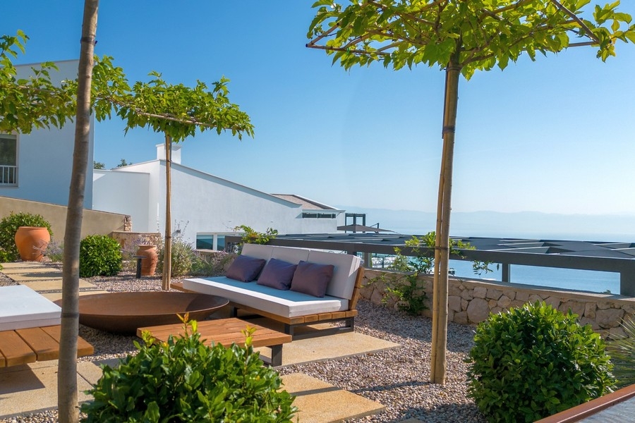 Utomhuslounge med sittplatser i trädgårdsområdet