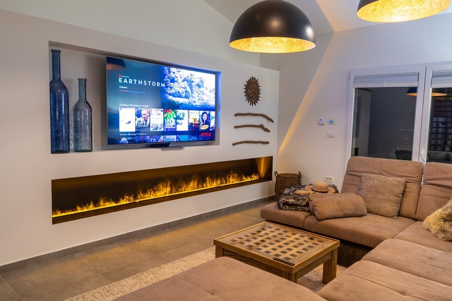 Vardagsrum med öppen spis och modern inredning