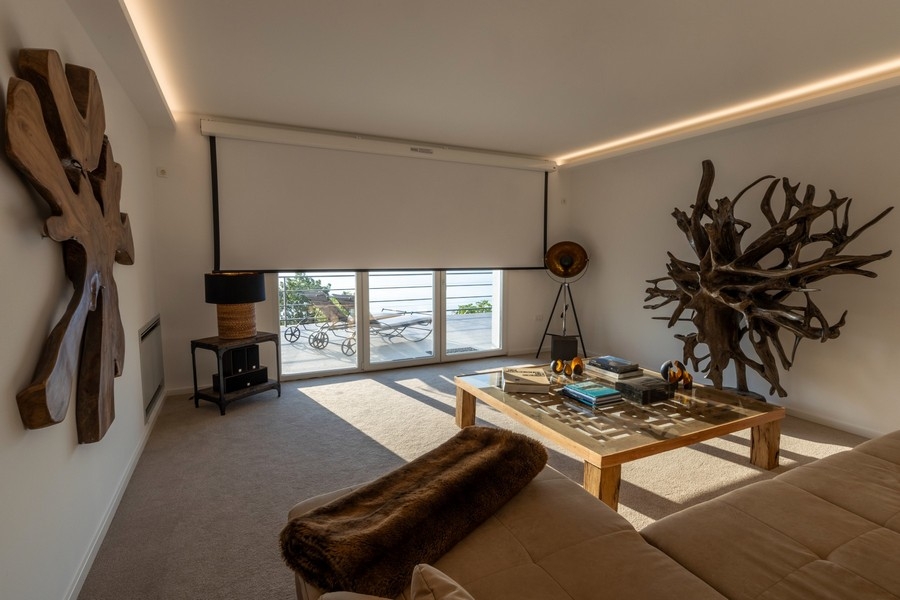 Vardagsrum med stora fönster och havsutsikt