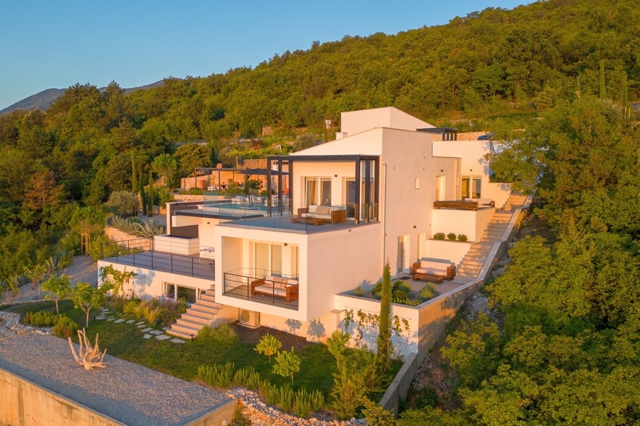 Terrassytor med glasräcken och havsutsikt