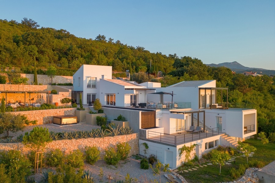 Exteriör vy av villan i lugna, gröna omgivningar