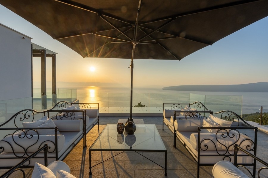 Medelhavet anlagd trädgård med sittgrupper