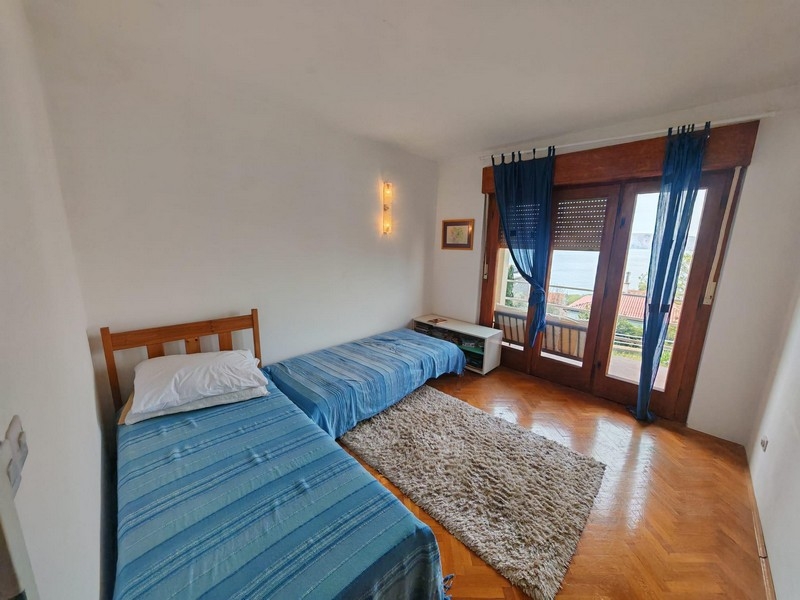 Sovrum med balkong och havsutsikt