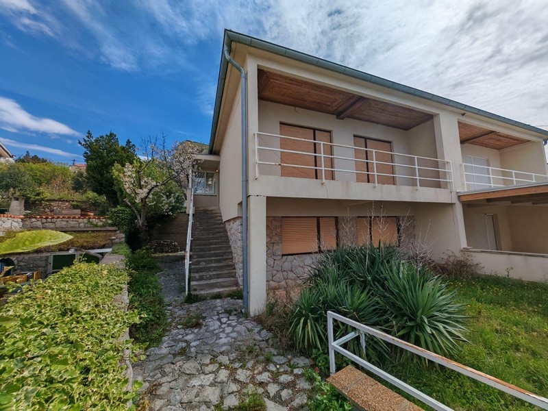 Parhus nära havet till salu i Novi Vinodolski.