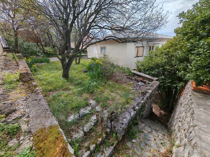 Trappor leder ner till huset.