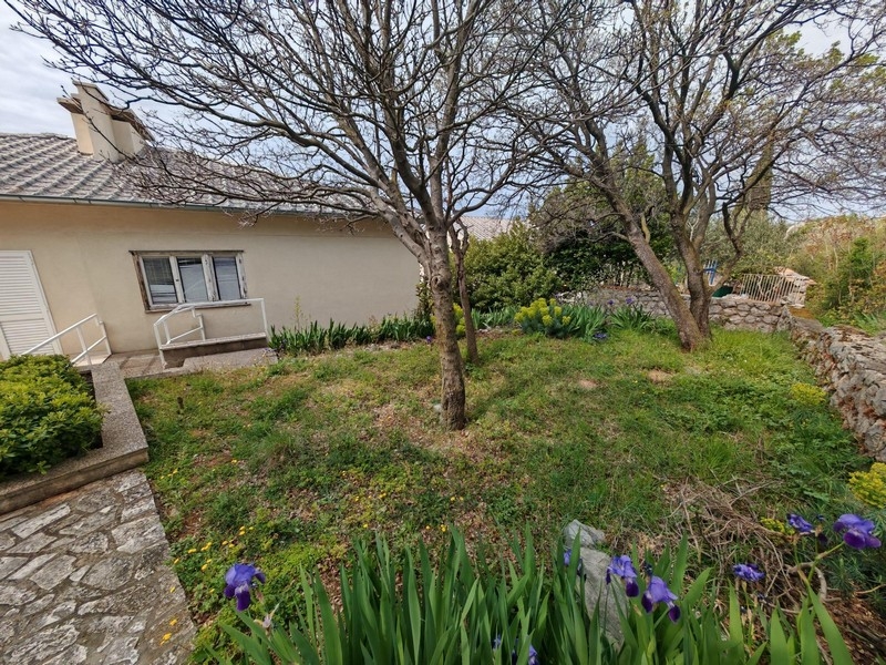 Trädgård av fastighet H3893 nära Novi Vinodolski.