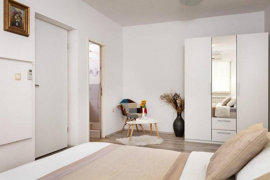 Rymligt sovrum med tillgång till badrum