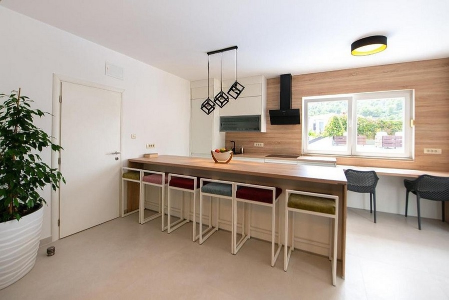 Öppet kök med ö och sittmöbler i modern stil