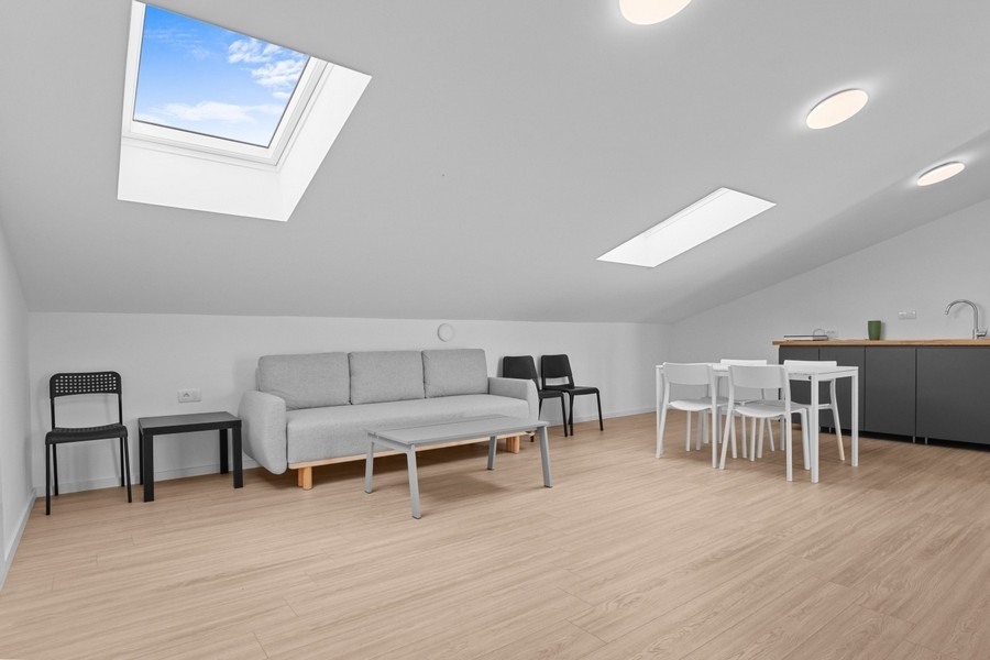 Vind med vardagsrum, kök och takfönster