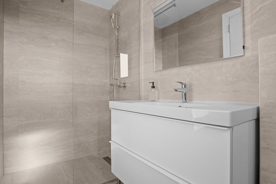 Modernt badrum med dusch och handfat