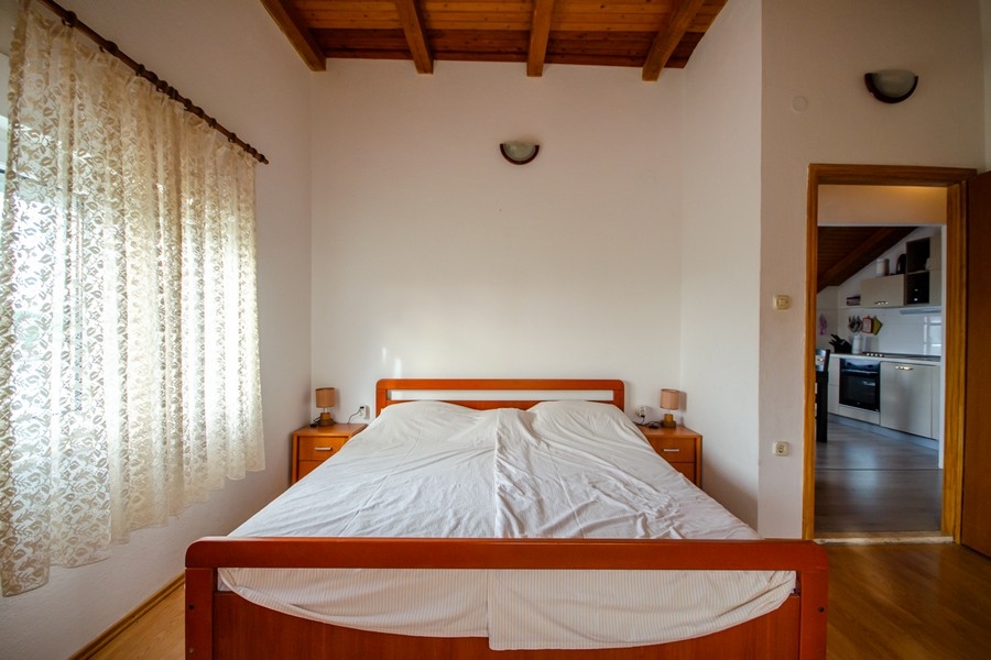 Ytterligare ett sovrum med dubbelsäng och tillgång till vardagsrummet