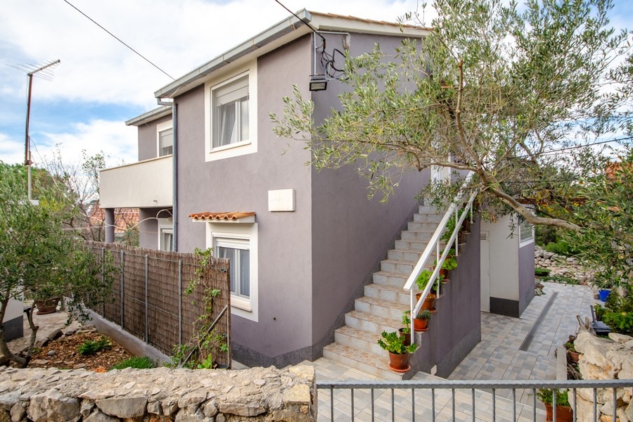 Baksidan av fastigheten H3896 på Drvenik nära Trogir.