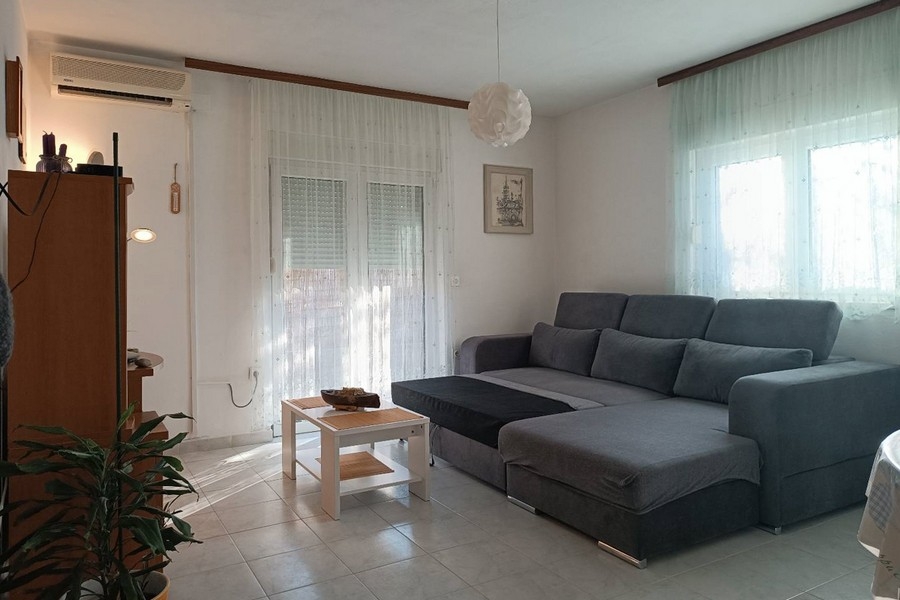 Uteplats med trädgård, växter och tillgång till altan