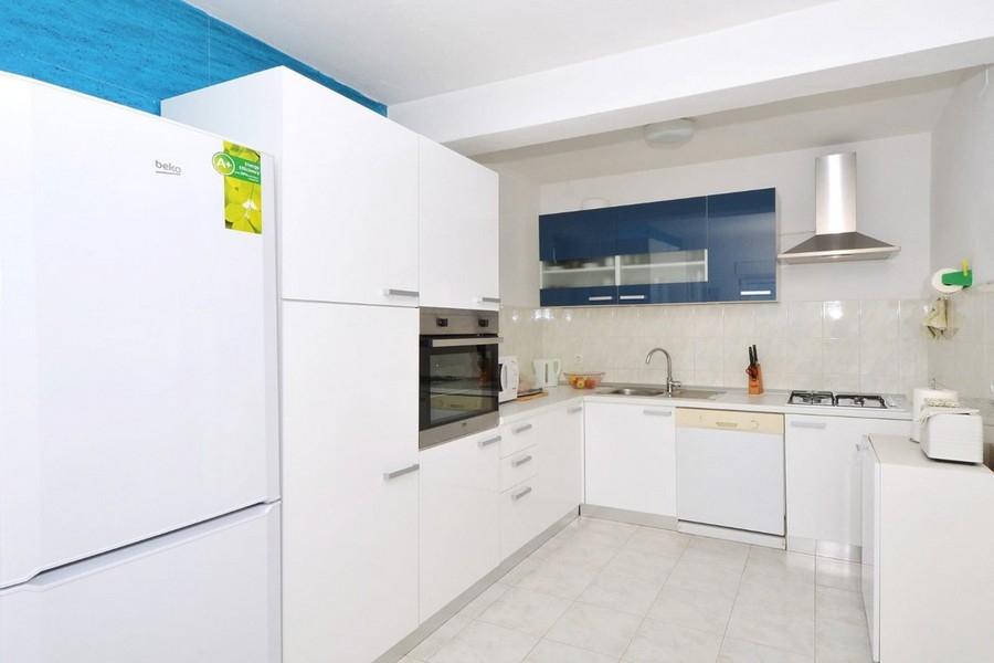 Vardagsrum med soffa, luftkonditionering och tillgång till terrassen