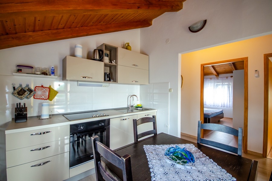 Modernt kök med inbyggda vitvaror och arbetsyta