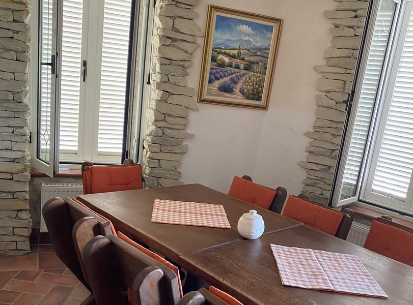 Matplats med bord och stolar bredvid köket