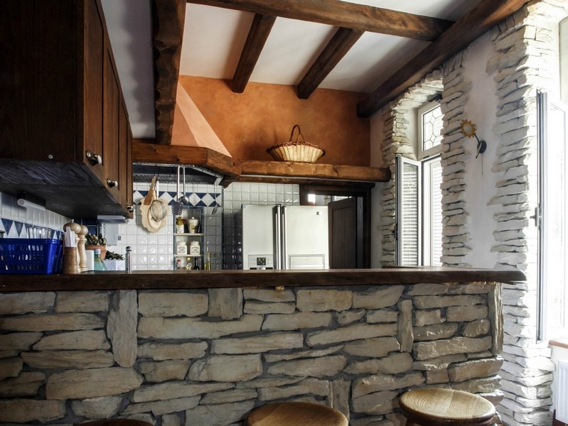 Kök med naturstenselement och bänk