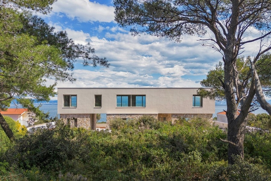 Modernt hus med havsutsikt i ett lugnt läge