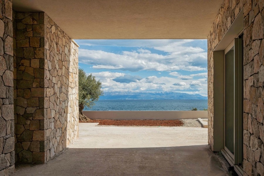 Täckt passage med utsikt över havet