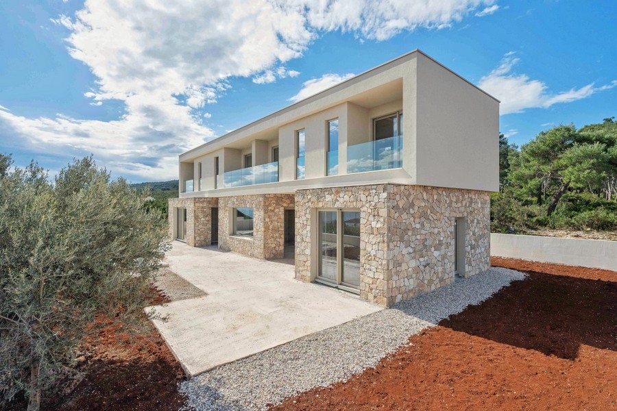 Modernt hus med terrass och glasbalkong