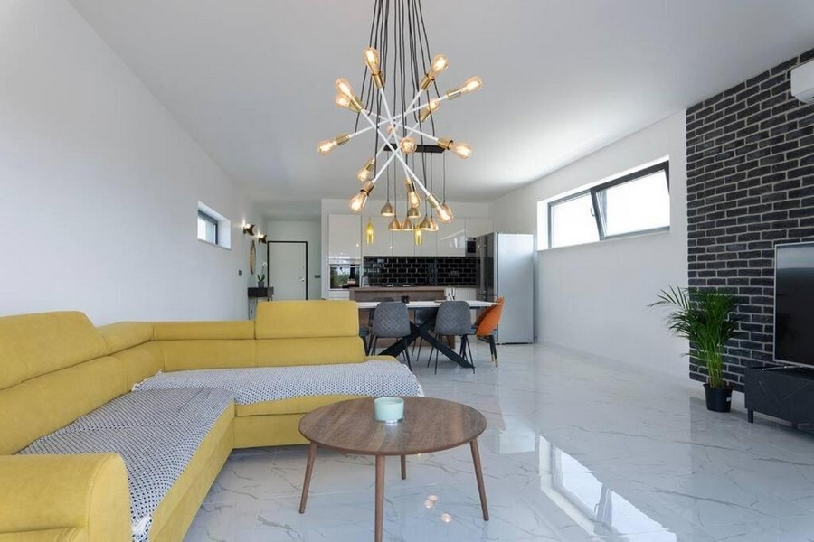 Vardagsrum med moderna möbler