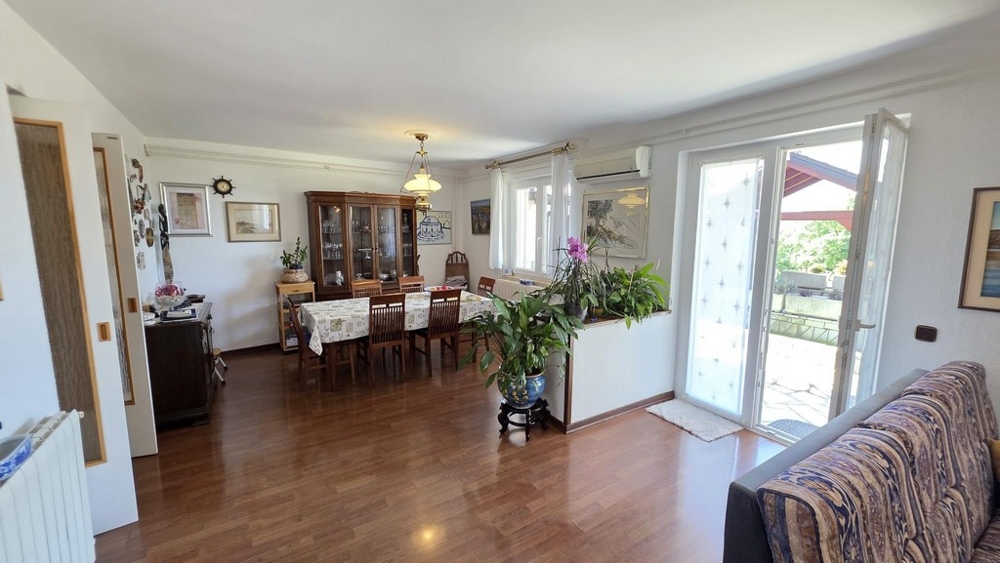 Vardagsrum med välskötta möbler.