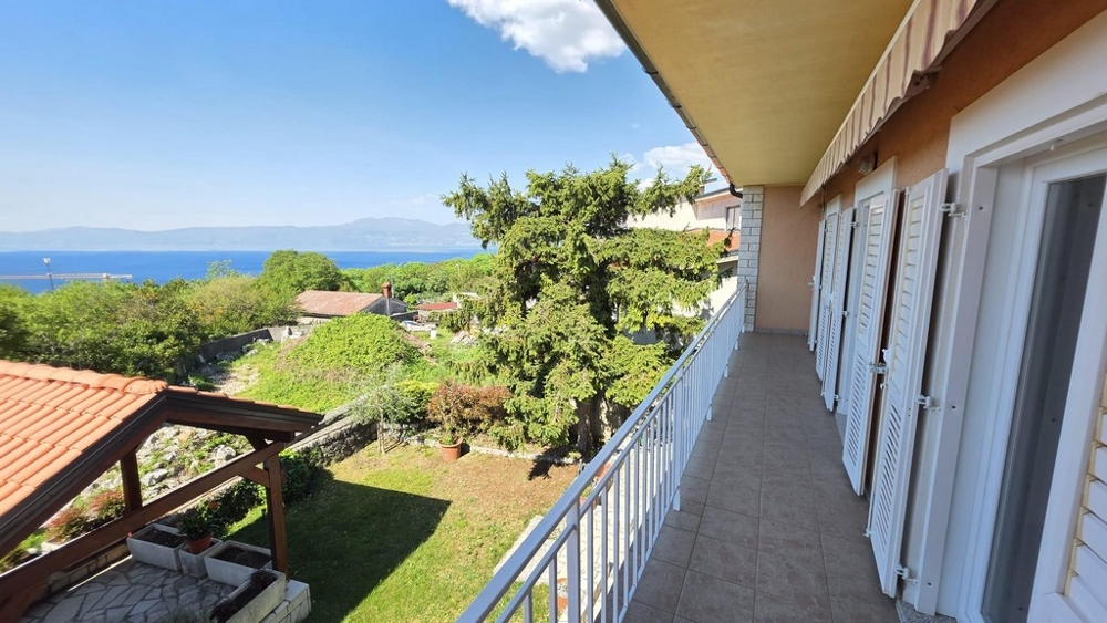 Balkong på hus H3901 - med vacker havsutsikt.