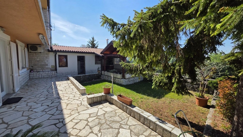 Utsikt över uthuset.