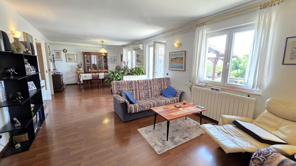 Vardagsrum med möbler.