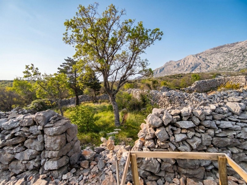 Fastighet till salu i medelhavsläge i Kroatien.