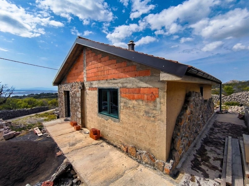 Oavslutat hus i fint väder i Kroatien.