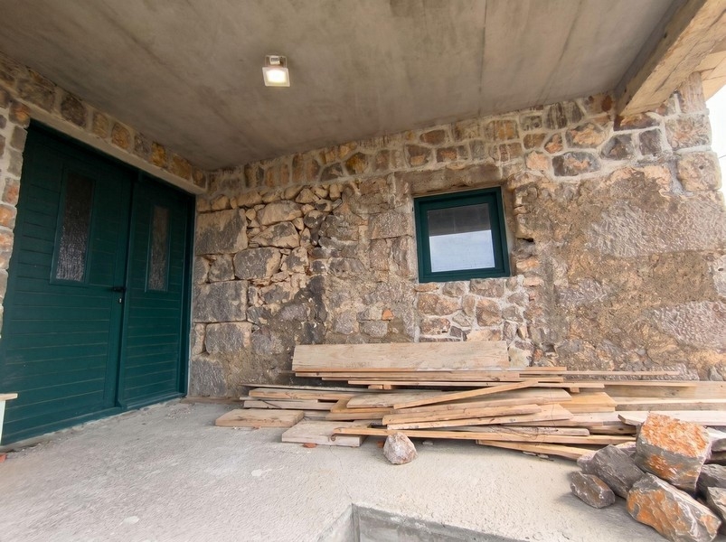 Terrass av fastigheten.