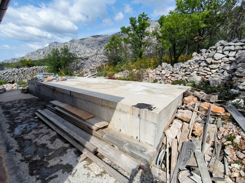 Byggarbetsplats bakom huset.