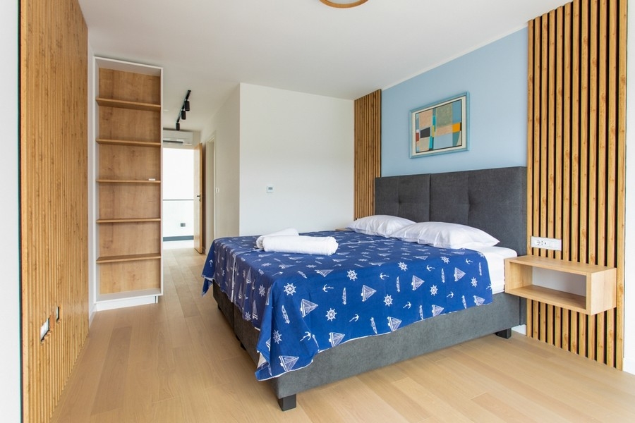 Sovrum med dubbelsäng.