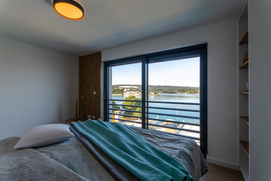 Utsikt över havet från dubbelsängen.