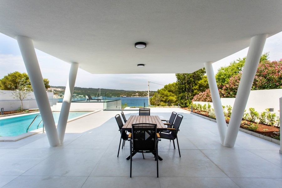 Terrass med pool och havsutsikt - fastighet H3903