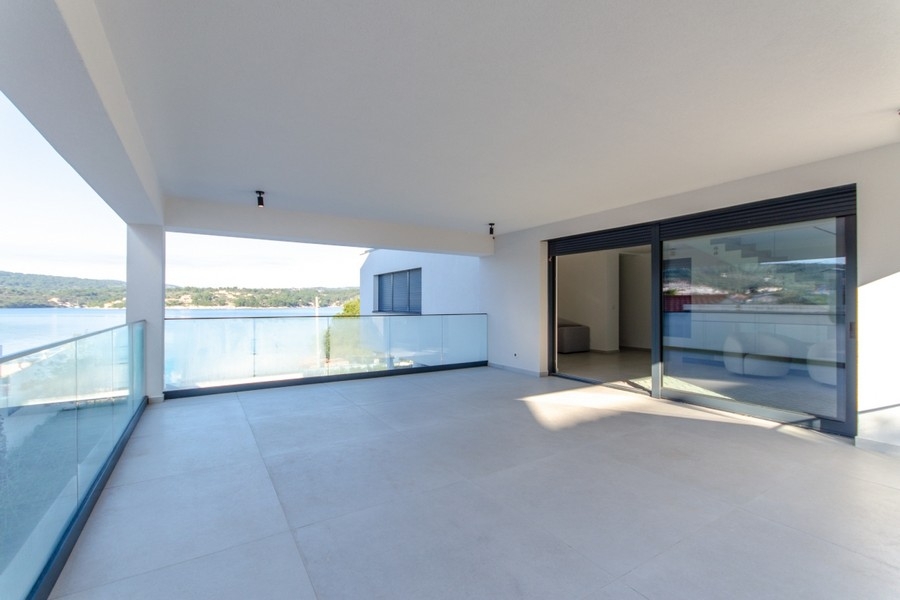 Terrass med utsikt över havet - fastighet H3903.