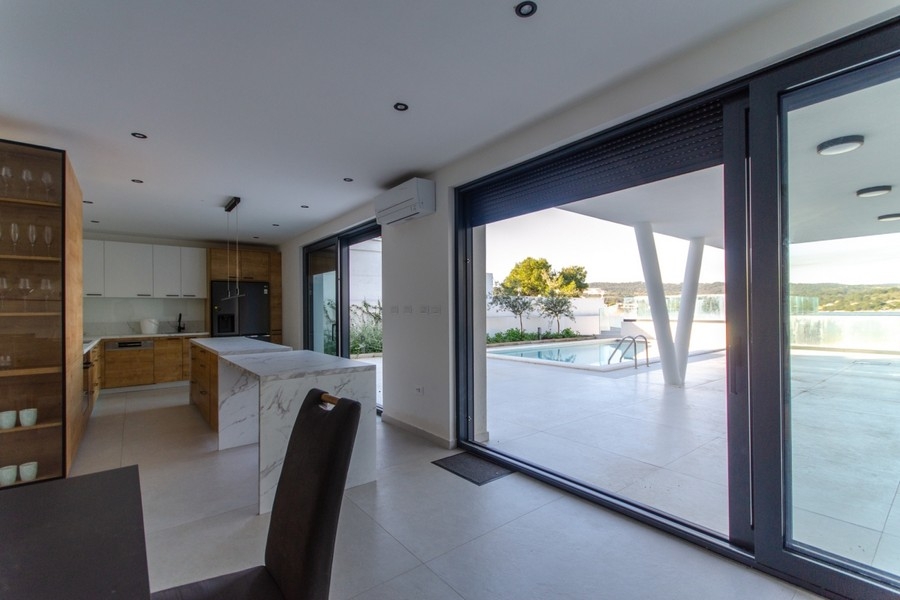 Utsikt från terrassens insida vid havet.