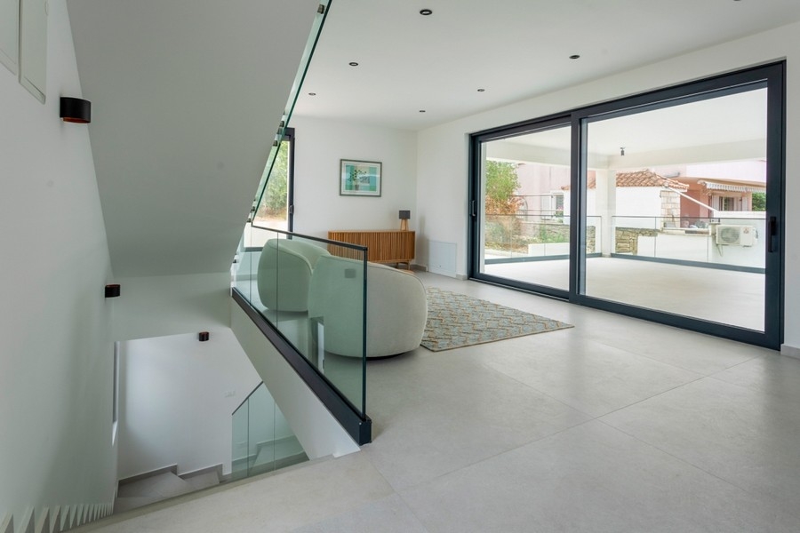 Trappa till den moderna lyxvillan H3903 i Kroatien.