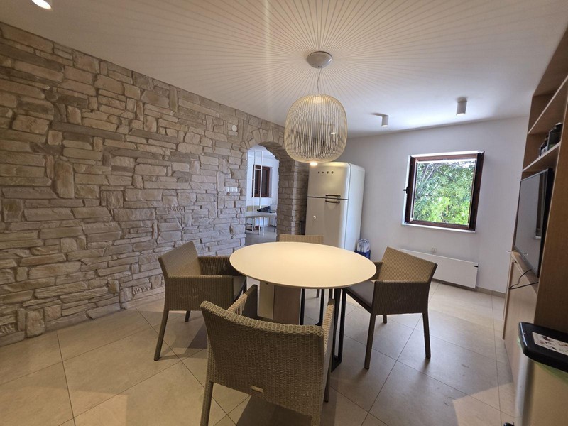 Kök med stenvägg och modern matplats