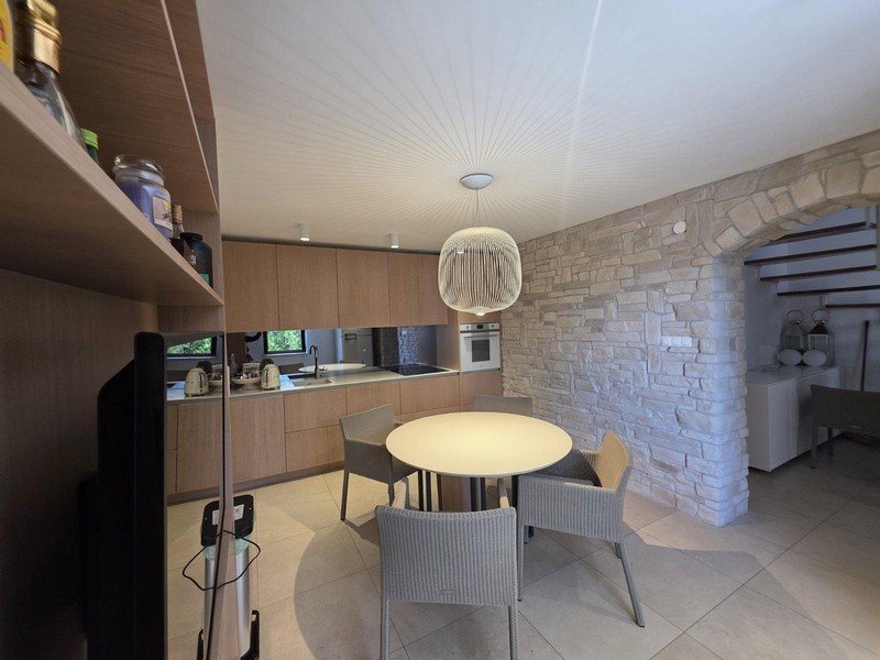 Öppet kök med inbyggda vitvaror och matplats