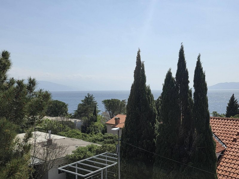 Havsutsikt över Novi Vinodolskis kust