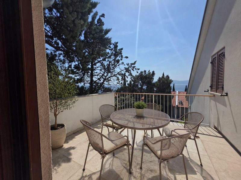 Terrass med sittgrupp och fri utsikt över havet