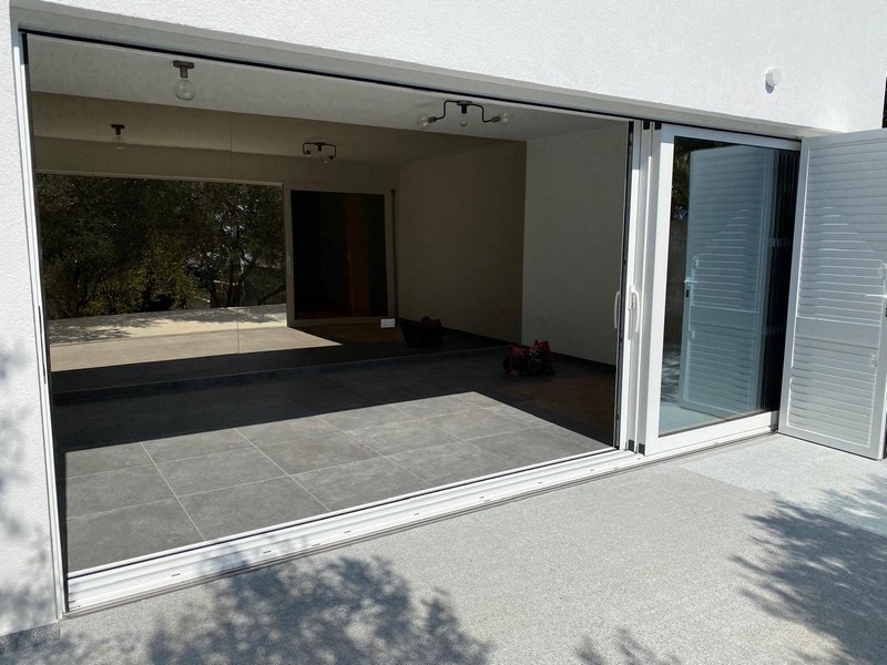 Rymligt vardagsrum med skjutdörrar till altanen