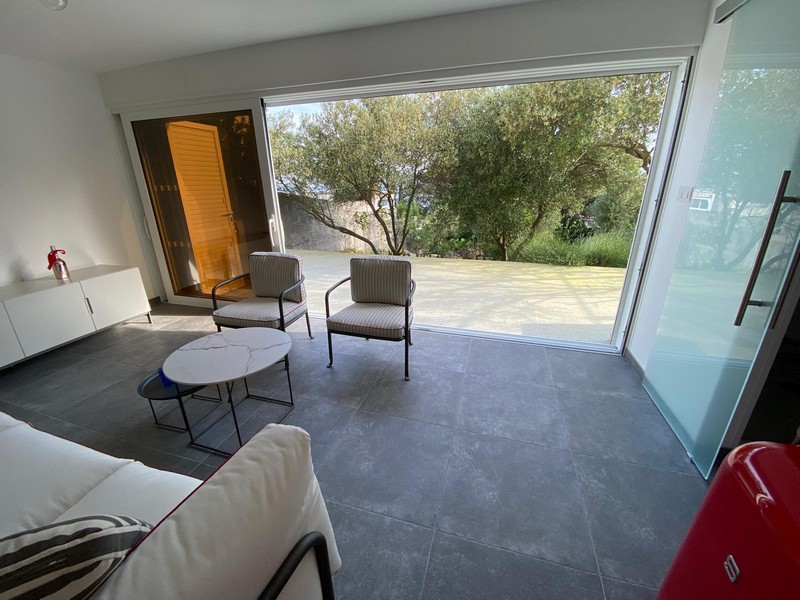 Vardagsrum med direkt tillgång till trädgården