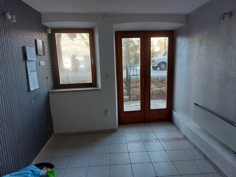 Rum på bottenvåningen med tillgång till utsidan