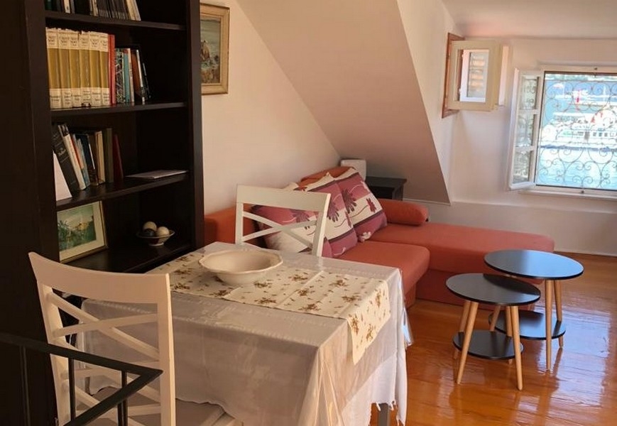 Vindsrum med sittgrupp